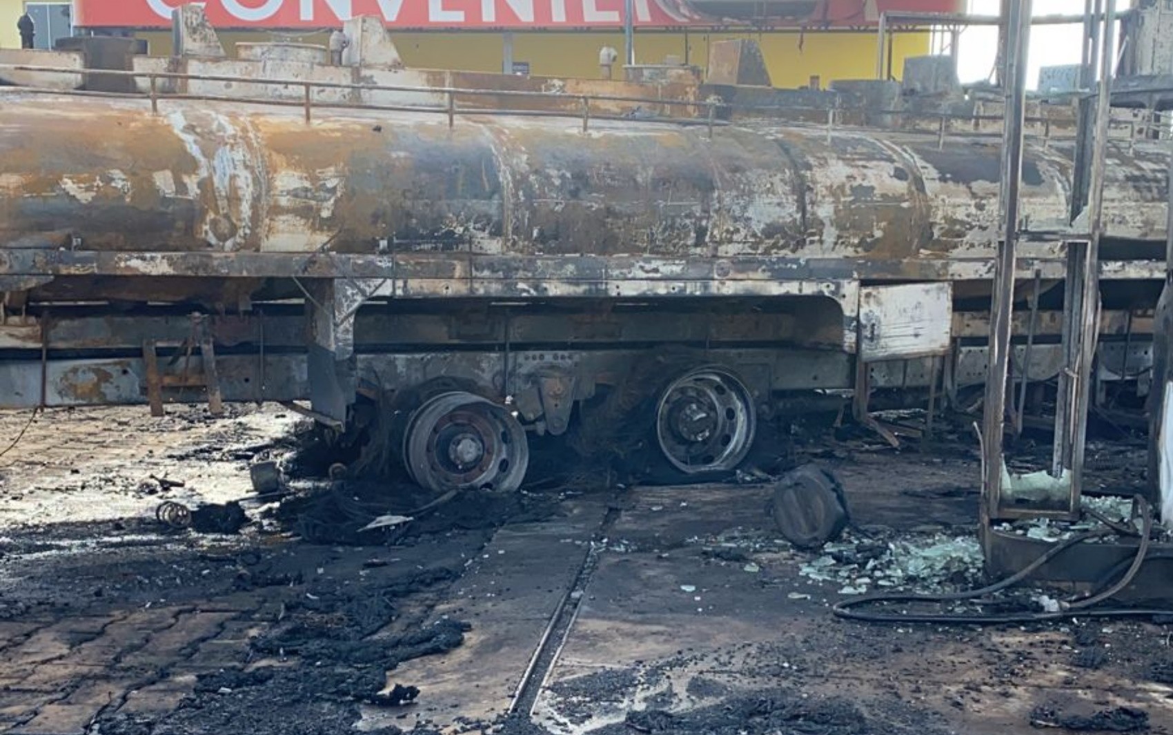 Posto de combustíveis fica destruído após caminhão-tanque pegar fogo, em Nerópolis; vídeo