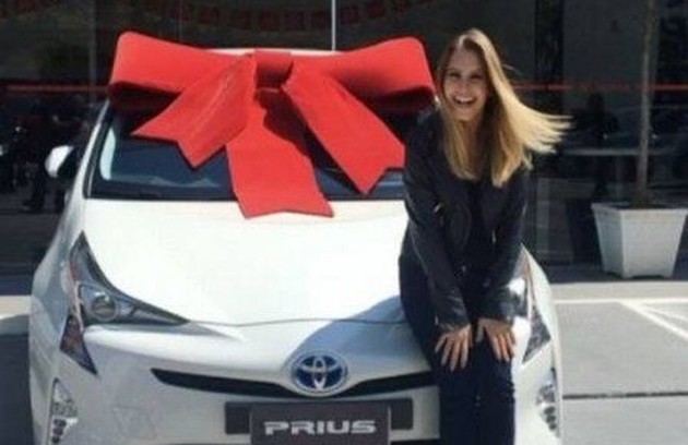 Também em 2017, Carla Diaz exibiu seu novo carro, um Toyto Prius. Híbrido, o veículo é ecologicamente correto. Hoje, o modelo é avaliado em cerca de R$ 180 mil (Foto: Reprodução Instagram)
