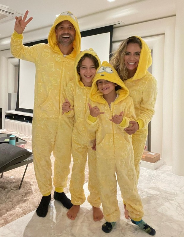 Diego Ribas combina pijama com a família (Foto: Reprodução/Instagram)