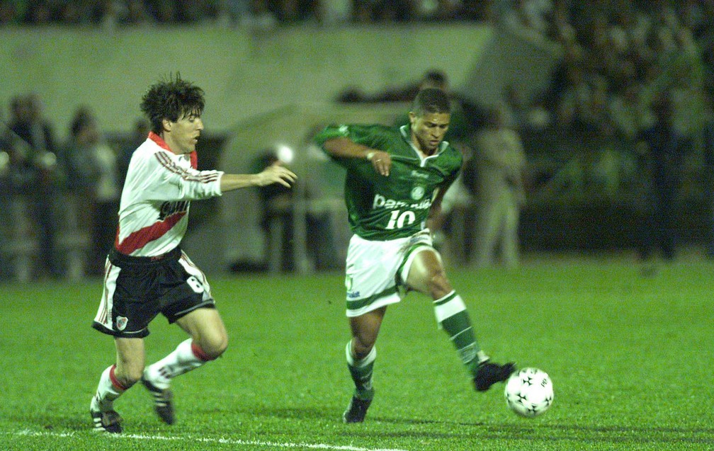 Alex em campo pelo Palmeiras na Libertadores de 1999 — Foto: Agência Estado