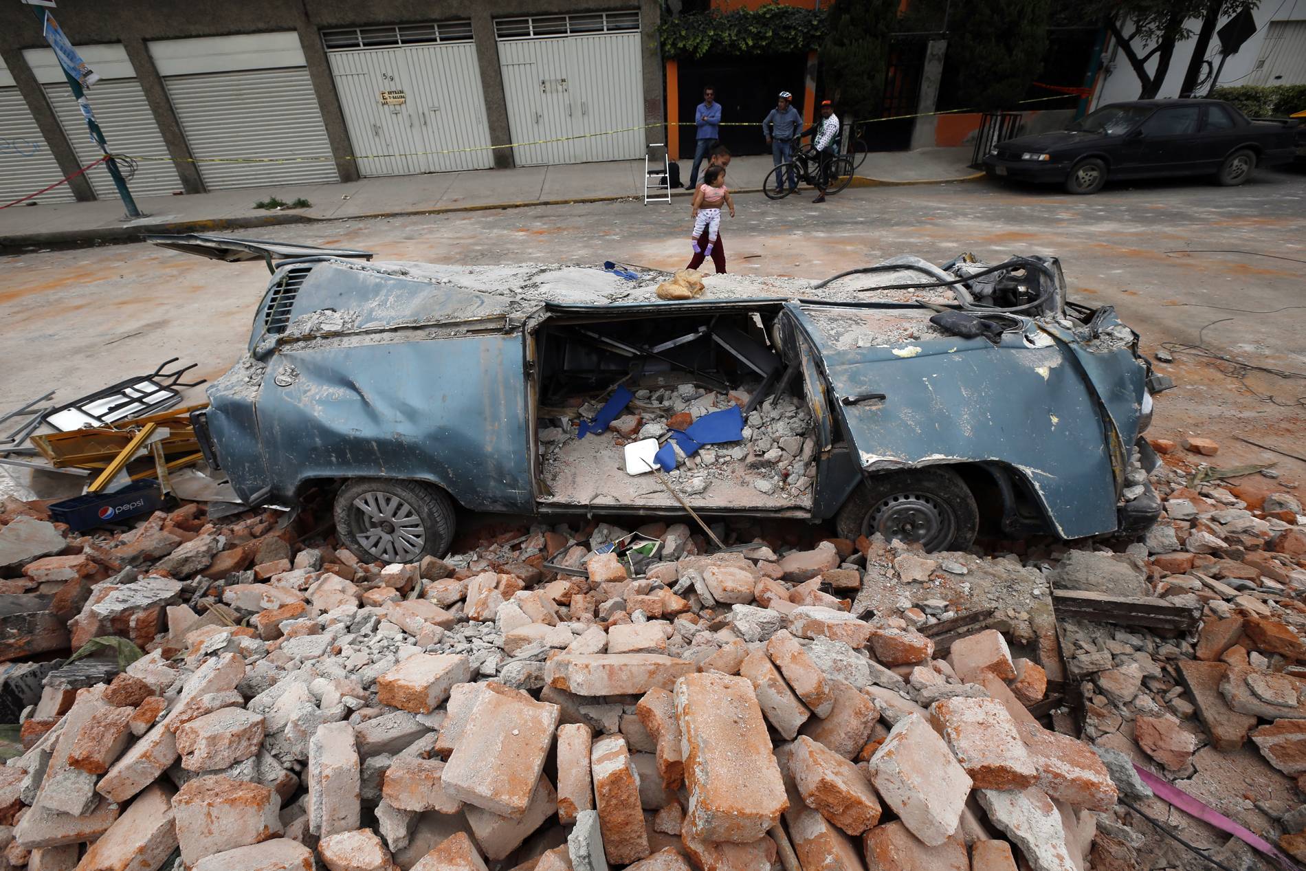 Um veículo é esmagado por um muro que desmoronou durante terremoto, na Cidade do México