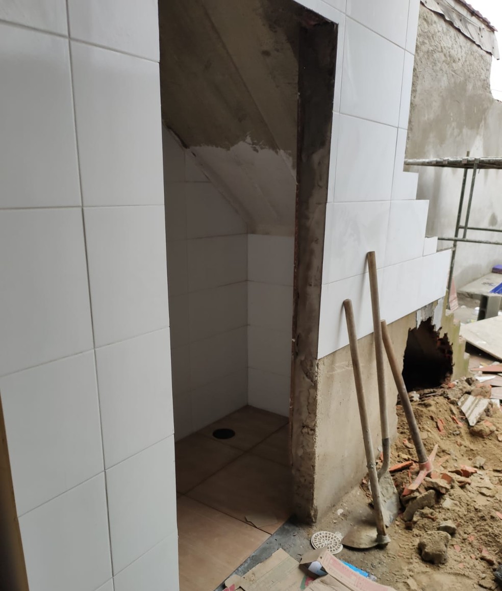 Corpo da jovem foi encontrado pelo propriet�rio do terreno em S�o Vicente, SP � Foto: Reprodu��o/Pol�cia Civil