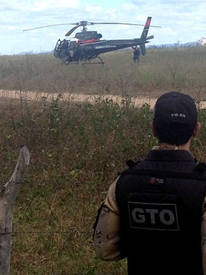 Helicópetero da Paraíba sobrevoa a cidade de Pilões, no RN, em busca do suspeito  (Foto: Capitão Inácio Brilhante/G1)