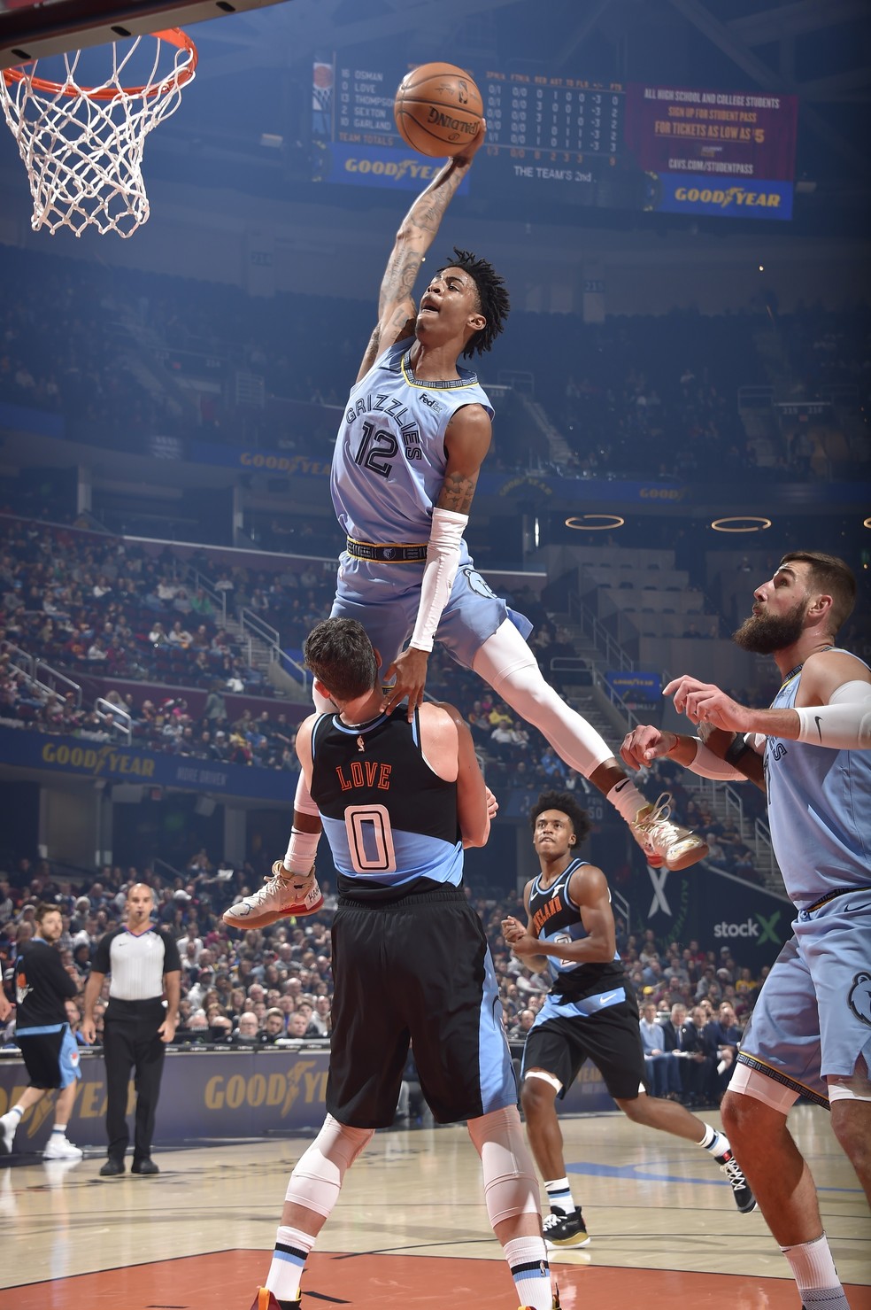 Ja Morant voa sobre Kevin Love para tentar enterrada — Foto: David Liam Kyle / Getty Images