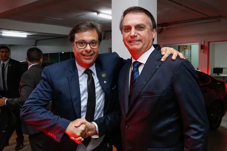 Jair Bolsonaro cumprimenta Gilson Machado, presidente da Embratur