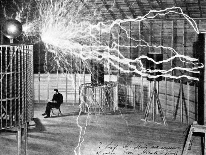 ARTISTA: A fama de “cientista mágico” de Tesla era alimentada por performances em que enchia teatros para demonstrar inventos, como as bobinas que criavam raios de eletricidade no ar (Foto: Revista Galileu)