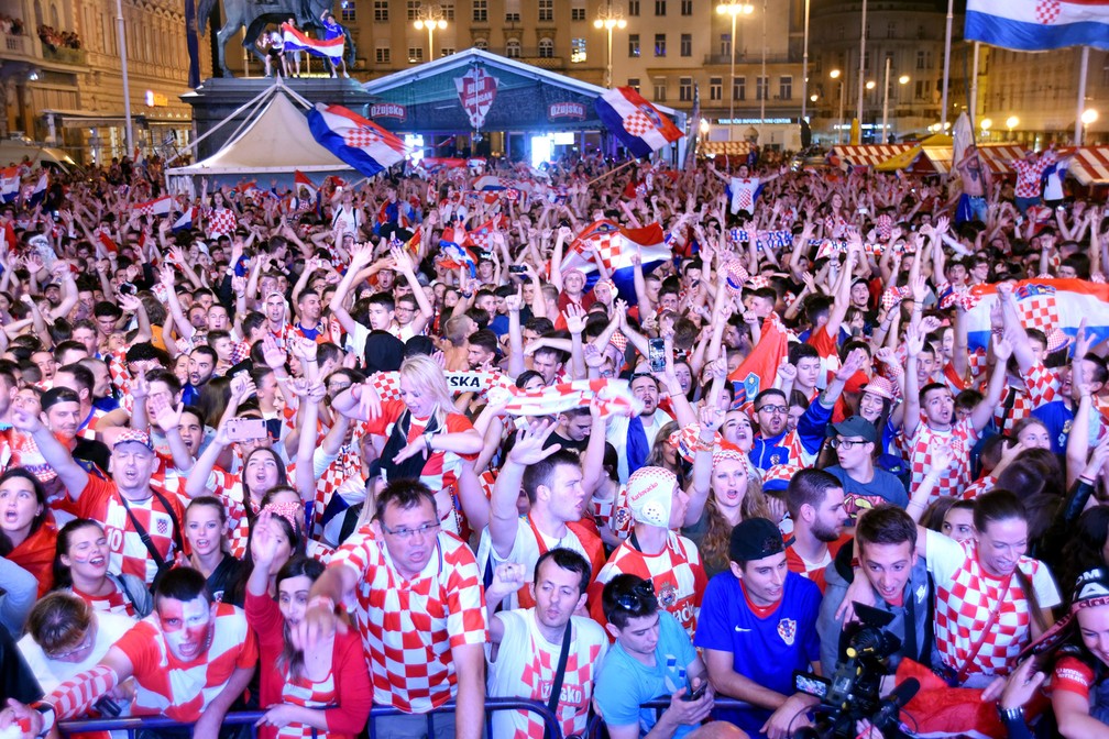 Torcedores comemoram após o jogo Croácia x Inglaterra, na praça principal de Zagreb, na Croácia (Foto: Denis Lovrovic/AFP)