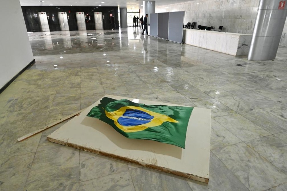 Obra Bandeira do Brasil, que ficava no térreo do Palácio do Planalto, foi danificada — Foto: Guilherme Mazui/g1