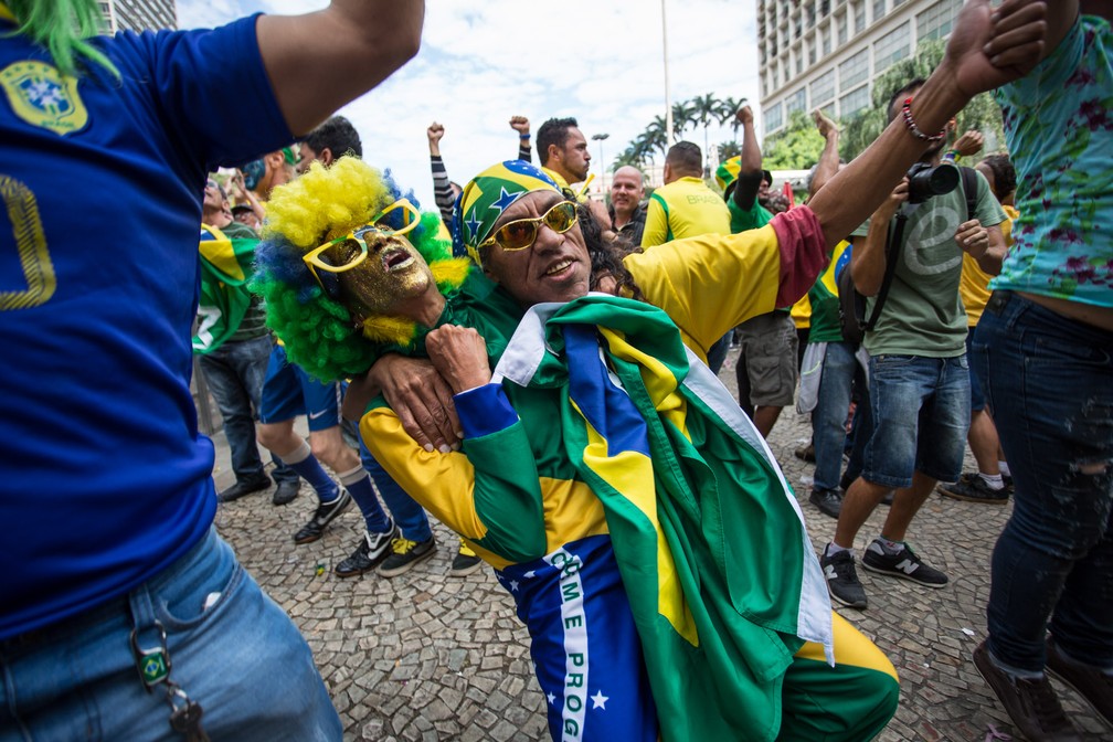 Animal grita enquanto abraça um amigo comemorando o gol do Brasil (Foto: Fábio Tito/G1)