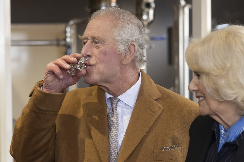 Rei Charles III gosta de beber gin puro