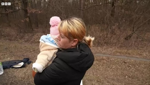 Mulher e bebê de família encontrada pela BBC na beira de estrada, perto de Kiev (Foto: BBC)