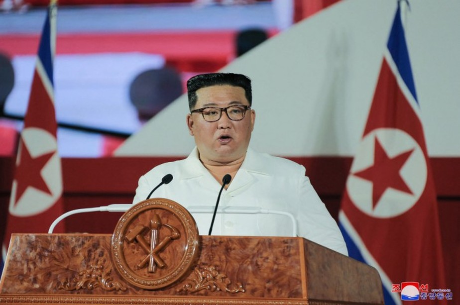 Líder da Coreia do Norte, Kim Jong-un, durante discurso para marcar armistício que interrompeu combates da Guerra da Coreia