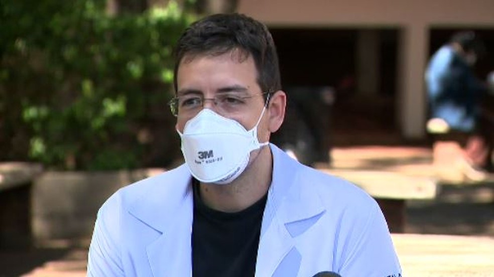 M&eacute;dico residente da Unicamp, Murilo Cerci foi o primeiro volunt&aacute;rio a receber a CoronaVac em Campinas &mdash; Foto: Jefferson Barbosa/EPTV