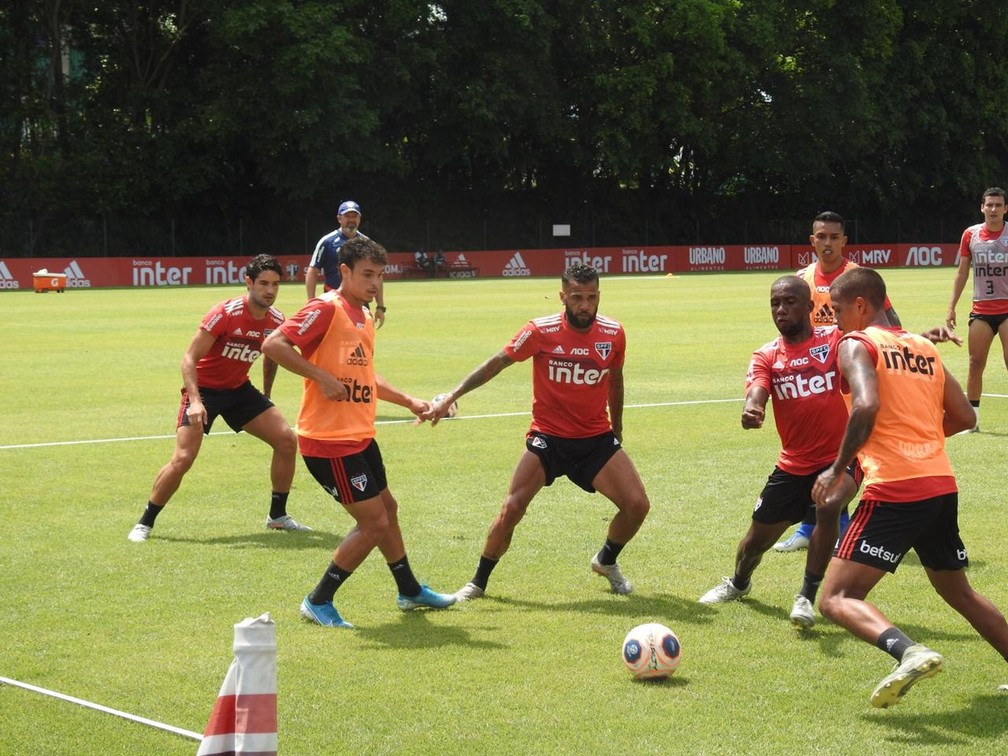 Jogadores do São Paulo trabalham posse de bola em treino no CT da Barra Funda — Foto: Marcelo Hazan