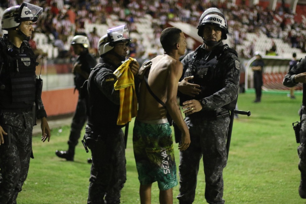 Torcedor infiltrado retirado da arquibancada do N&aacute;utico ap&oacute;s confus&atilde;o &mdash; Foto: Marlon Costa / Pernambuco Press
