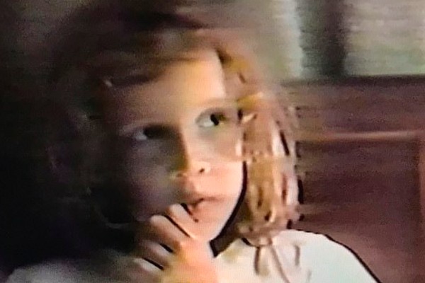 Dylan Farrow em vídeo de infância exibido no documentário sobre sua acusação de abuso contra o pai, o cineasta Woody Allen (Foto: Reprodução)