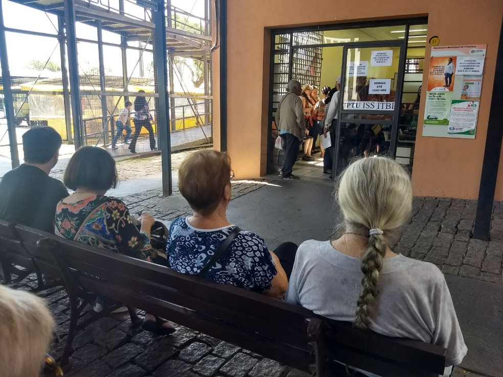 Moradores relataram demora no atendimento para conseguir a isenÃ§Ã£o da taxa de lixo em Curitiba (Foto: Amanda Menezes/RPC)