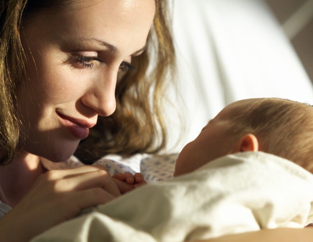 Amamentar na primeira hora que o bebê nasce é fundamental para mãe e filho (Foto: Thinkstock)