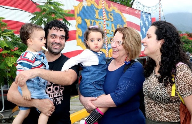 Rosane Gofman com o filho Kauê Gofman e a nora Ludmyla Areas, além dos netos Antônia e Benjamin (Foto: AgNews)