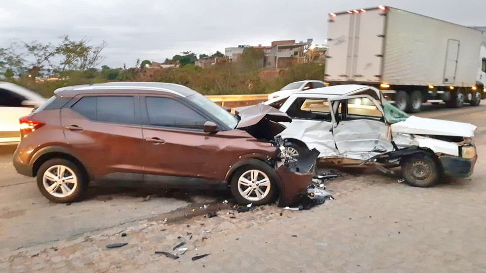 Carros colidiram na BR-423, em Garanhuns — Foto: PRF/Divulgação