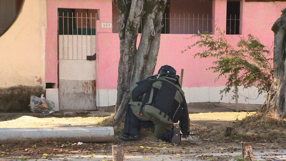 Policiais detonaram explosivo de fabricação caseira, no ES  — Foto: Fabrício Christ/ TV Gazeta 