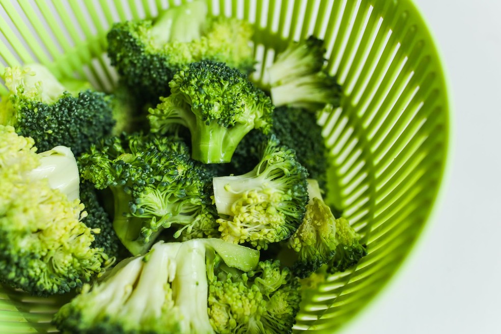 Vegetais escuros como o brócolis são ricos em vitamina D — Foto: Reprodução da internet