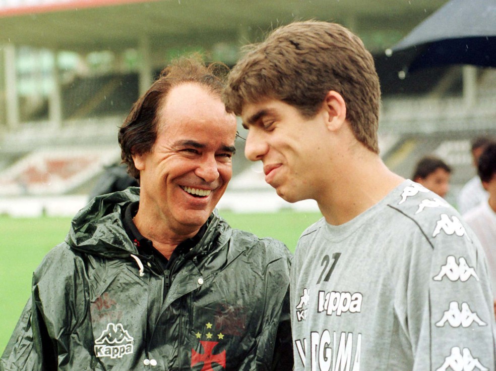 Antonio Lopes com Juninho, em 1997 — Foto: Raimundo Valentim / Agência Estado