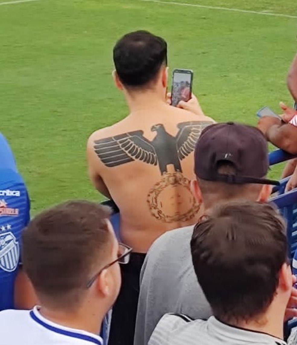 Torcedor com símbolo nazista em jogo da Série D, em Manaus — Foto: Reprodução