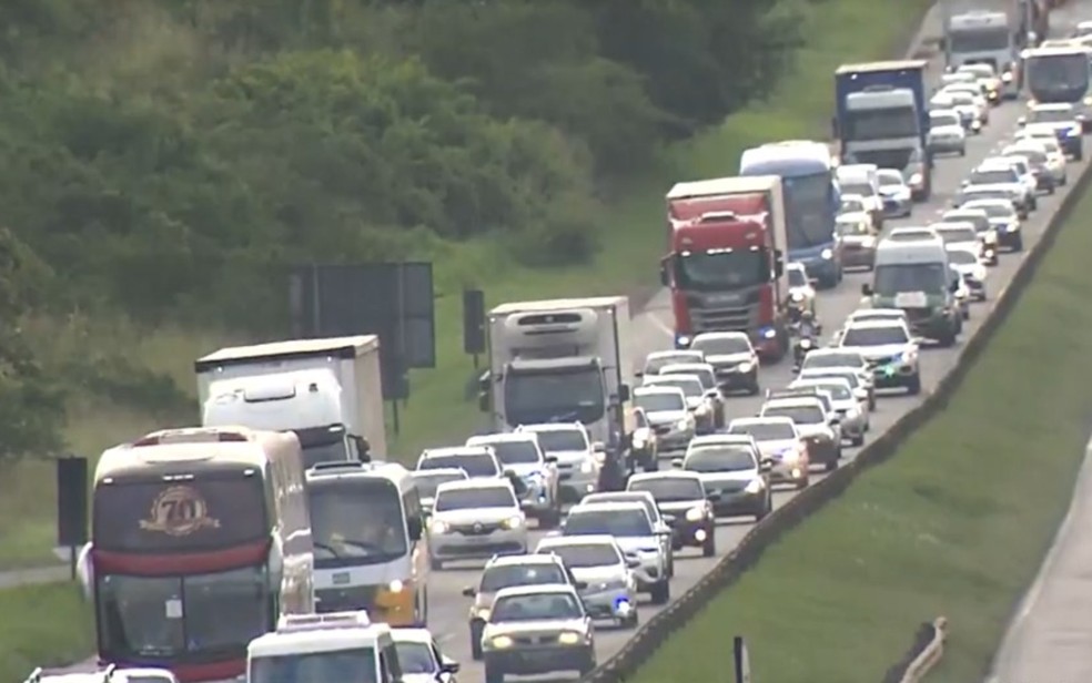 Volta do feriado de São João tem movimento intenso nas estradas e na rodoviária nesta segunda-feira — Foto: Reprodução/TV Bahia