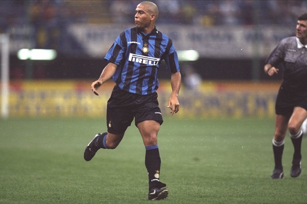 Em 1997, atingiu o auge de seu futebol entre Barcelona e Inter de Milão (Foto: Mike Hewitt/Getty Images)