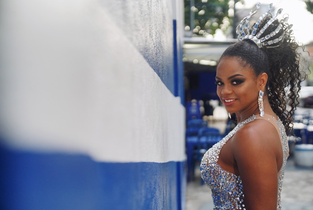 Bianca Monteiro espera ser inspiração para outras garotas da comunidade que também sonham em ser rainha de bateria — Foto: Marcos Serra Lima/G1