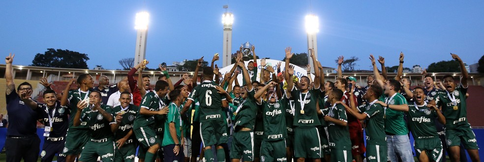 Gabriel Veron ergue a taça do Palmeiras na Copa do Brasil Sub-17 — Foto: Fabio Menotti/Ag Palmeiras/Divulgação