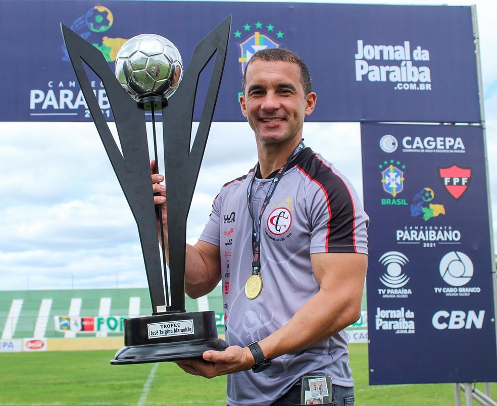 Ranielle esgue a taça da campeão paraibano, conquistada em 2021 — Foto: Samy Oliveira / Campinense