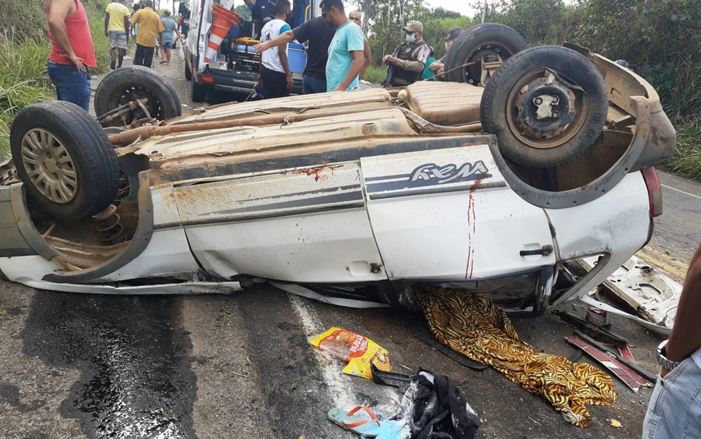 Carro capota e deixa morto e feridos na BR-330.  — Foto: Giro Ipiaú / Divulgação 
