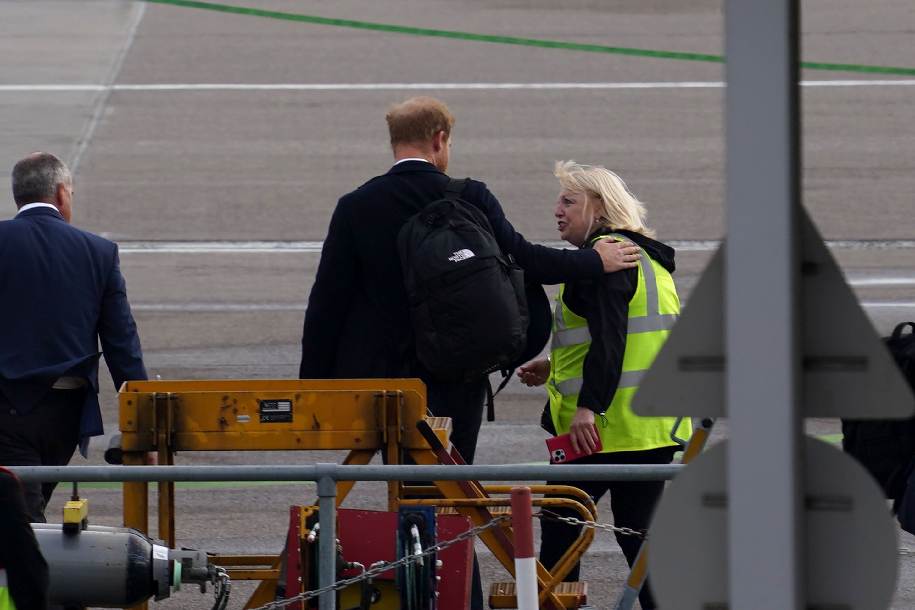 Príncipe Harry agradece funcionária de aeroporto após receber condolências (Foto: Getty Images)