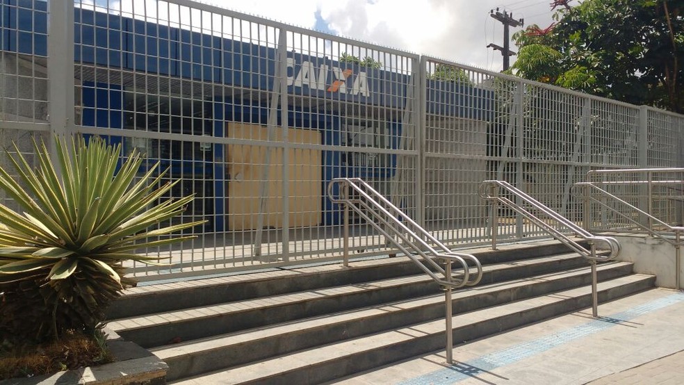 Clientes encontraram agência da Caixa Econômica da Encruzilhada, na Zona Norte do Recife, fechada neste sábado (3) (Foto: Wanessa Andrade/TV Globo)