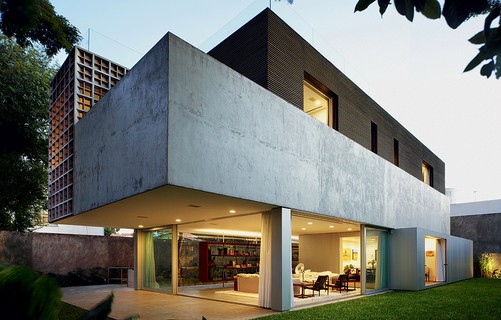 Chapas de alumínio, painéis de vidro e elementos vazados definem volumes nesta casa projetada pelo arquiteto Isay Weinfeld, em São Paulo. Com usos distintos, essas “caixas” formam uma residência com coerência de materiais e total vista para fora