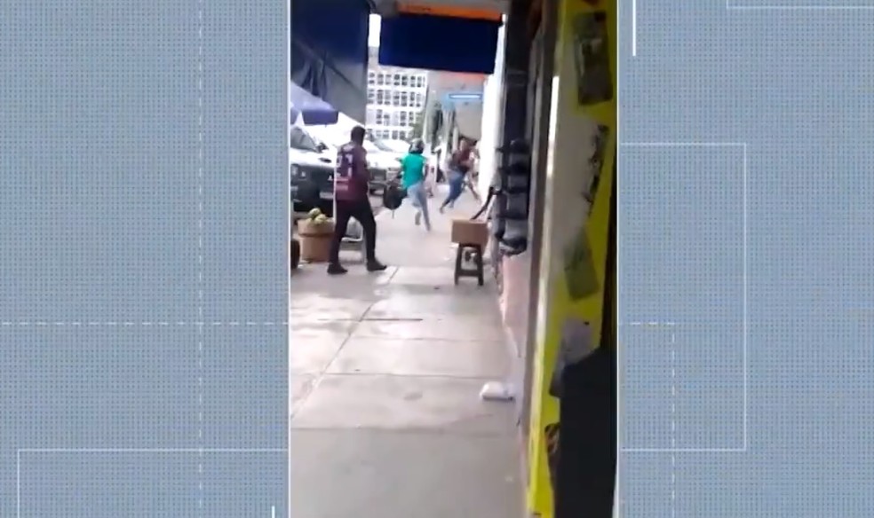 Vídeo flagrou um dos suspeitos, de verde, correndo após assalto — Foto: Reprodução/TV Santa Cruz