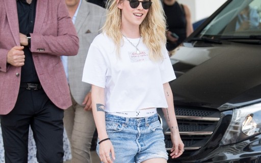 Kristen Stewart é clicada com look despojado ao atender fãs em Cannes