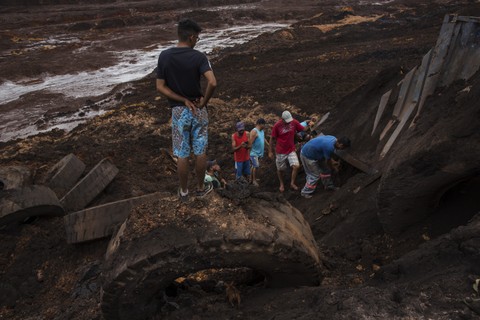 Moradores de Brumadinho vasculham áreas atingidas em busca de vítimas. Fotos: Lalo de Almeida/Ed.Globo