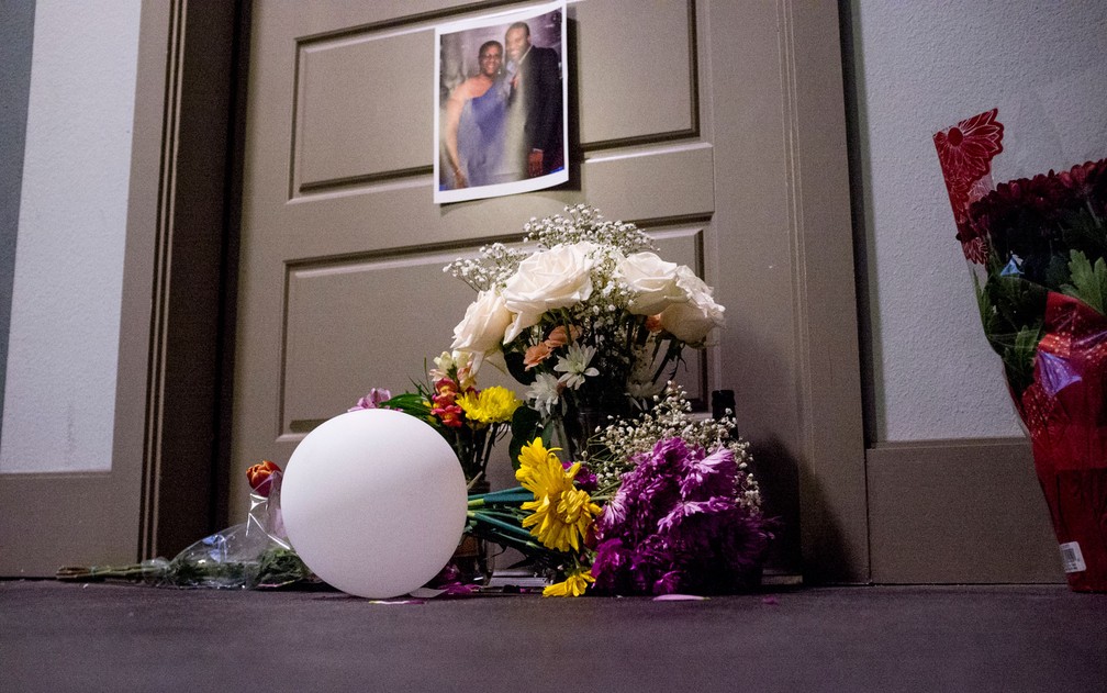 Flores sÃ£o vistas na porta do apartamento de Botahm Jean, morto por engano por sua vizinha policial, em 10 de setembro â€” Foto: Shaban Athuman/The Dallas Morning News via AP