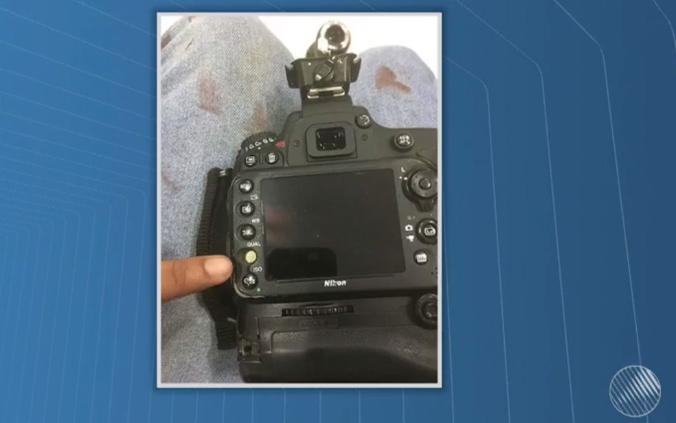 Câmera de repórter fotográfico foi danificada com agressão (Foto: Reprodução/ TV Bahia)