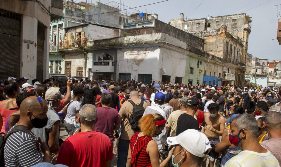 Multidão protesta contra o governo cubano no domingo, 11 de julho de 2021, em Havana, Cuba