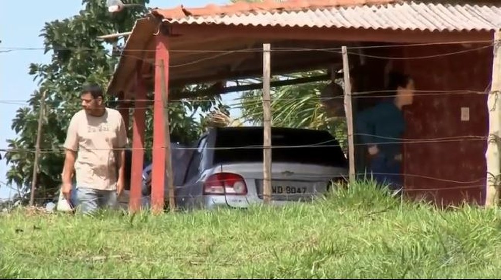 Corpo de Luciana estava dentro do carro do aposentado, na garagem do sítio — Foto: TV TEM/Reprodução