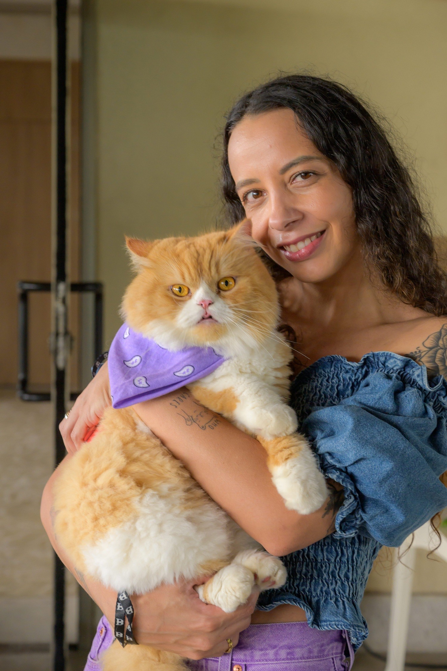  A tutora Bárbara e o gato influenciador Ravioli, do perfil @ravioliogato  (Foto: Vida de Bicho/ Divulgação)
