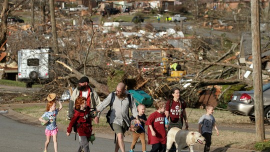 Passagem de tornado violento nos EUA mata pelo menos 7 pessoas 