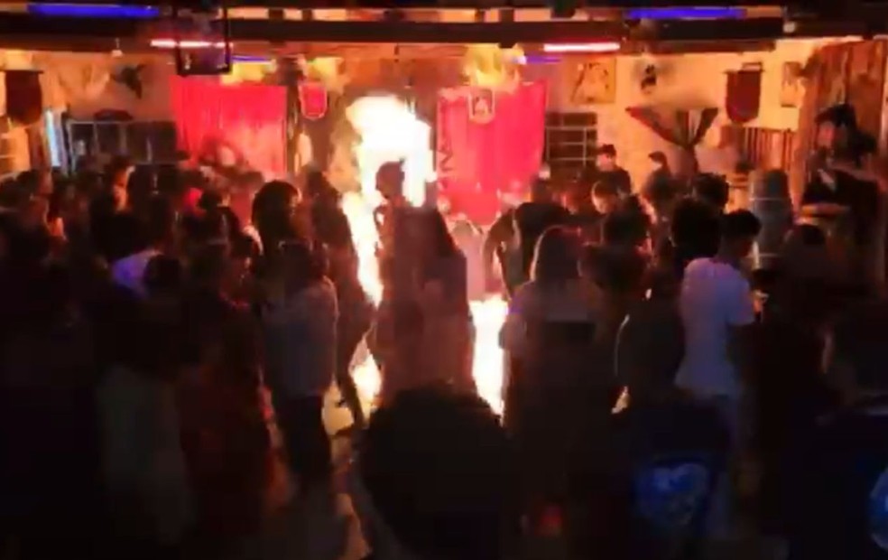 Vídeo flagra começo de incêndio que deixou adolescente e outras pessoas feridas em templo religioso de Botucatu — Foto: Facebook /Reprodução