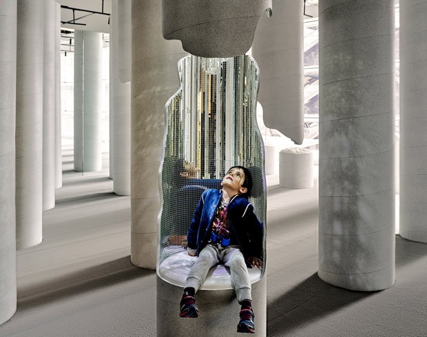 Snarkitecture cria 'labirinto de colunas' em estreia de exposição em NY (Foto: Divulgação)
