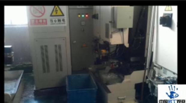 Segundo o CLW, a água do encanamento em uma das fábricas é misturada com resíduos industriais (Foto: Reprodução Youtube/China Labor Watch)