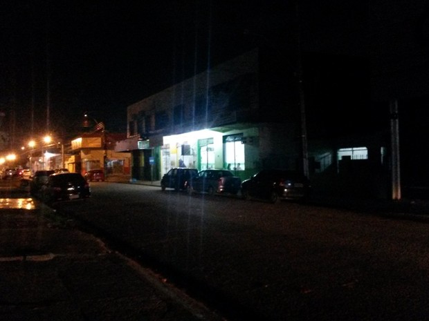 Rua em Porto Velho está sem iluminação há seis meses, diz morador (Foto: Nívea Fernandes/VC no G1)